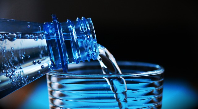 هل تعلم ماذا يحدث عند شرب الماء علي معده فارغه؟